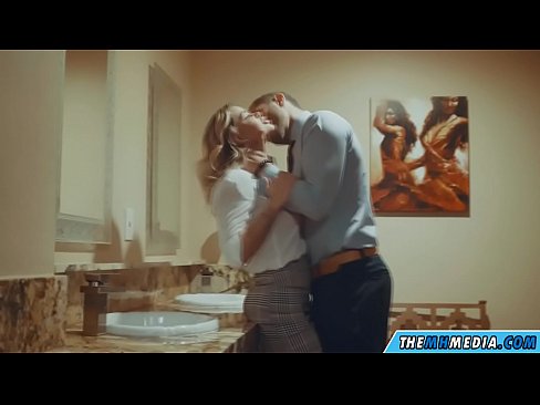 ❤️ Når en barmfagre blondine forfører dig på et offentligt toilet ❤ Porno at da.porn-evooli.ru ☑